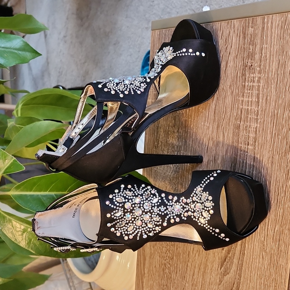 Tony Bowls jeweled 5" heel